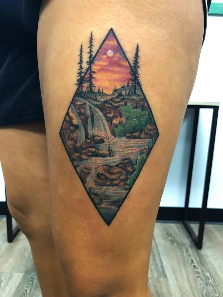 Color diamond-framed mountain sunset landscape on the thigh